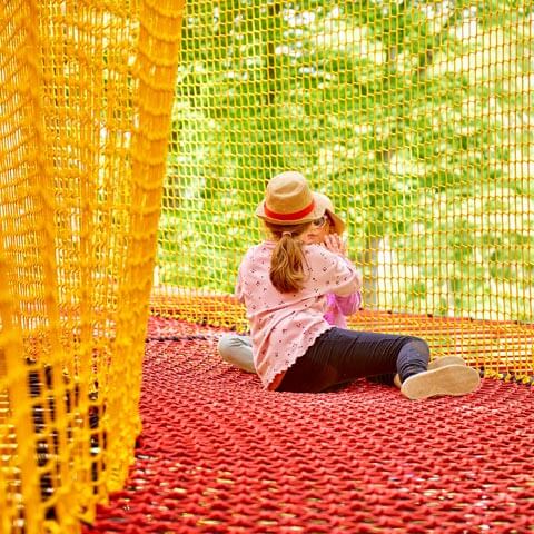 Jeu d'enfants au Parcabout de Plélo, Bretagne